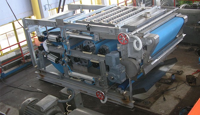 Belt press filter with press filter belt for sludge dewatering