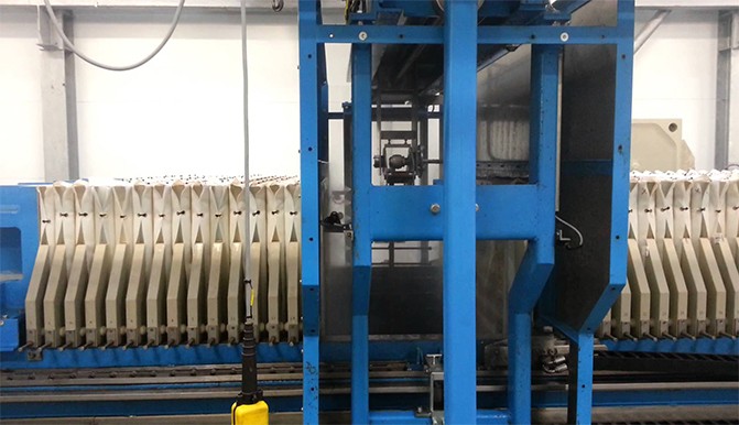 Frame press filter with press filter fabric for sludge dewatering
